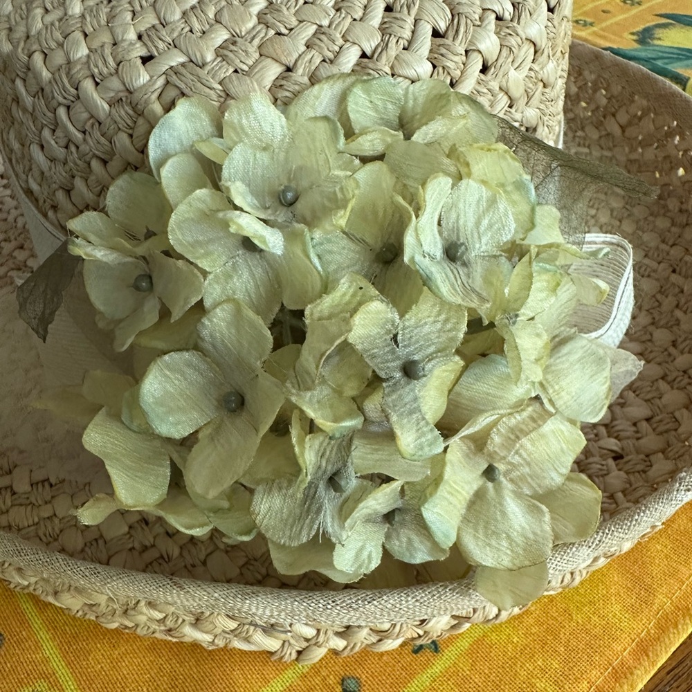 Stunning Vintage Woven Straw Hat with Hydrangea and Chiffon Band EUC! - Picture 3 of 7